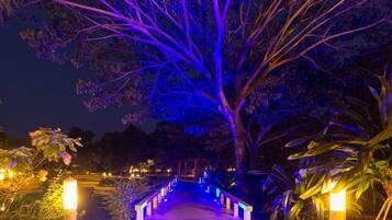 สระว่ายน้ำกลางแจ้ง