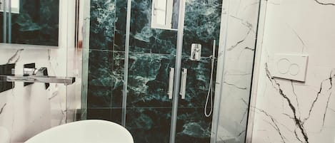 Departamento, 1 habitación, patio | Baño | Tina con regadera, toallas, papel de baño