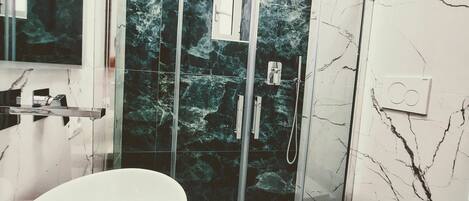 Appartement, 1 chambre, patio | Salle de bain | Ensemble baignoire-douche, serviettes fournies, papier de toilette