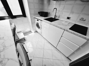 Appartamento, 1 camera da letto, patio | Cucina privata | Lavastoviglie, pentole/stoviglie/utensili