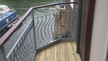 House, 3 Bedrooms, Balcony, River View | Property grounds