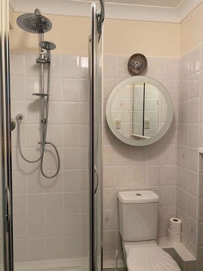 Rumah, 3 kamar tidur, balkon, pemandangan sungai | Kamar mandi | Pengering rambut dan handuk