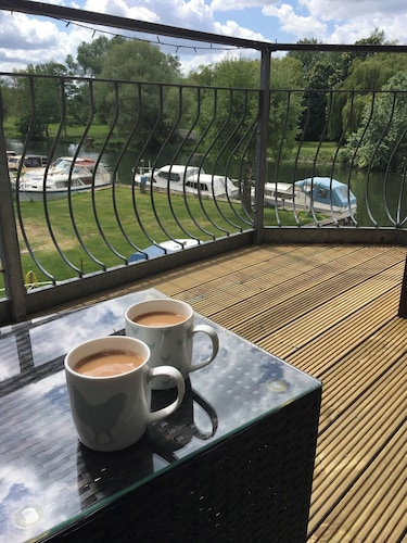 Waterfront House 3 BR Parking St Neots Town Centre