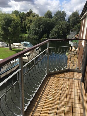 House, 3 Bedrooms, Balcony, River View | Property grounds - Waterfront House 3 BR Parking St Neots Town Centre (St Neots)