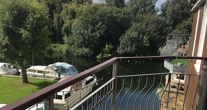 Waterfront House In The Heart Of St Neots