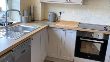 Rumah, 3 kamar tidur, balkon, pemandangan sungai | Dapur pribadi | Lemari es, microwave, mesin pencuci piring, dan ketel listrik