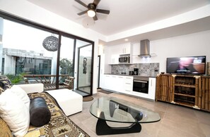 Condo, 1 habitación, balcón, vista a la ciudad | Área de sala de estar