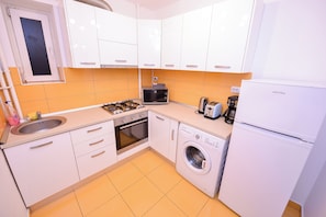 Apartment, 2 Bedrooms, City View | Private kitchen