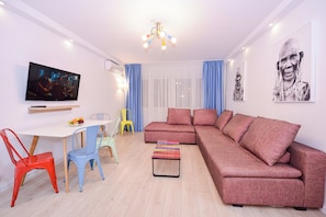 Apartment, 2 Bedrooms, City View | Living area