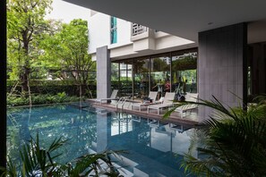 Outdoor pool - 1br Bangkok Downtown Near Emquartier Shopping Mall (Bangkok)