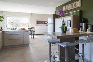 Een koelkast, een microgolfoven, een oven, een kookplaat