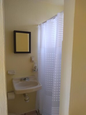 Apartment, 3 Bedrooms, Balcony | Bathroom - Departamento Ubicación, Cómodo, Estacionamiento (Querétaro)