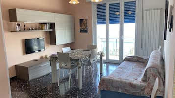 Apartment, 2 Bedrooms, Balcony, City View | Interior