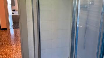 Apartment, 2Â Schlafzimmer, Balkon, Stadtblick | Badezimmer | Toilettenpapier