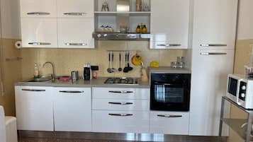 Appartamento, 2 camere da letto, balcone, vista città | Cucina privata