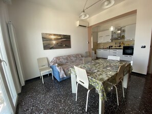 Apartment, 2 Schlafzimmer, Balkon, Stadtblick | Speisen