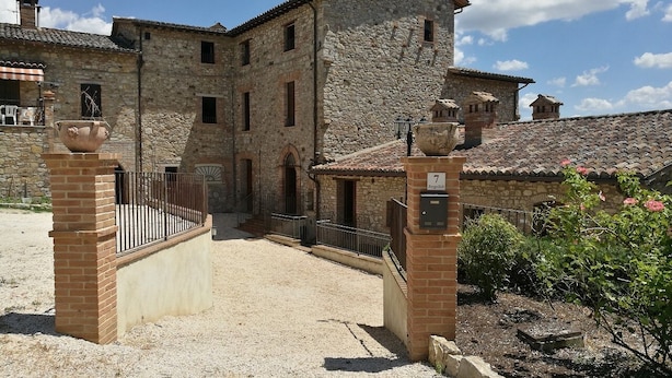 A stone building with a gravel driveway and a metal gate. - Apartment Iris 3 Bedrooms,2 Bath, Living Room 10 Pax (Monte Castello di Vibio)