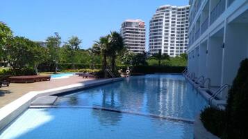 สระว่ายน้ำกลางแจ้ง