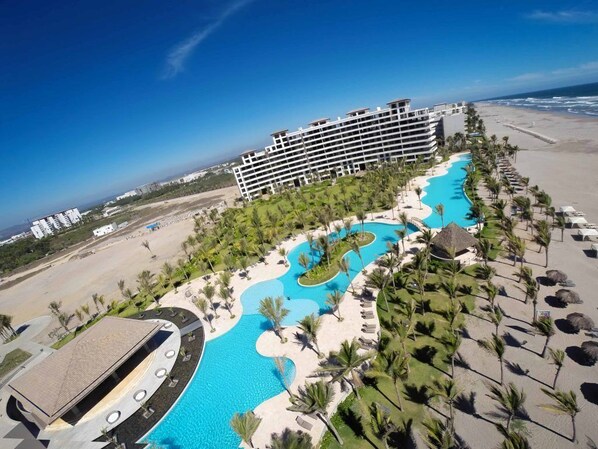 Vista frontal de la propiedad