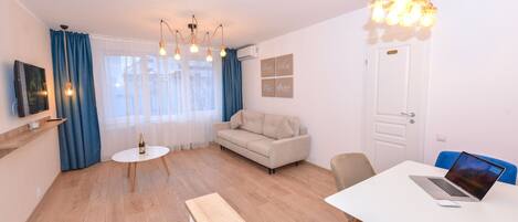 Apartment, 1 Bedroom, City View | Living room