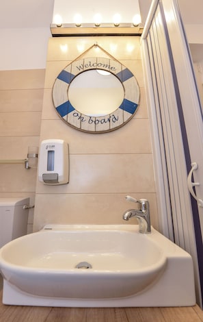 Apartment, 1 Bedroom, City View | Bathroom