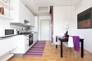 Apartment, 1 Bedroom | Private kitchen | Microwave, stovetop, coffee/tea maker