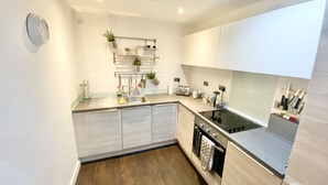 Private kitchen - 2-bed Apartment Parking Deep Cleaned Professionally (Manchester)