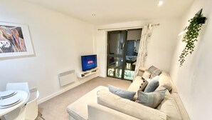 Living area - 2-bed Apartment Parking Deep Cleaned Professionally (Manchester)