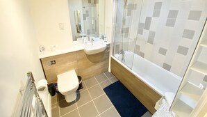 Bathroom - 2-bed Apartment Parking Deep Cleaned Professionally (Manchester)