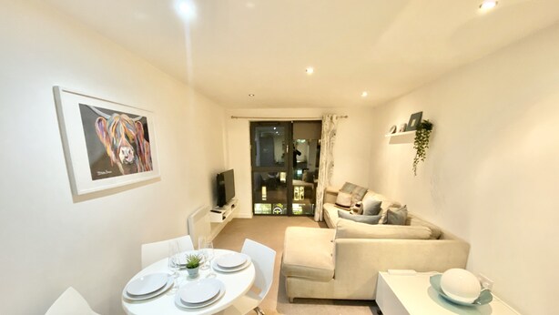 Dining - 2-bed Apartment Parking Deep Cleaned Professionally (Manchester)
