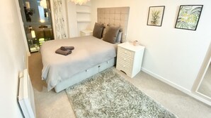Room - 2-bed Apartment Parking Deep Cleaned Professionally (Manchester)