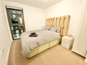 2 bedrooms, memory foam beds, desk - 2-bed Apartment Parking Deep Cleaned Professionally (Manchester)
