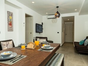 Condo, 2 habitaciones, balcón | Comedor