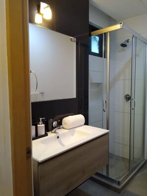 Appartamento, 1 camera da letto, balcone, vista città | Bagno