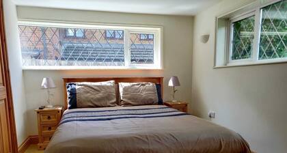 4BR & 4 Bathroom Cottage Parking Garden Near St Neots