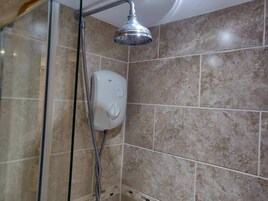 Bañera con ducha, toallas