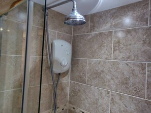 Maison, 4 chambres, foyer, vue sur le jardin | Salle de bain | Ensemble baignoire-douche, serviettes fournies