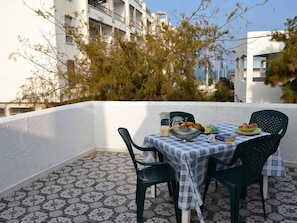Departamento, 2 habitaciones, para fumadores, balcón | Restaurante al aire libre