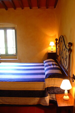 1 dormitorio, tabla de planchar con plancha, ropa de cama