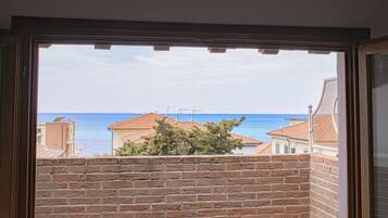 Apartment, 2 Bedrooms, Balcony, Ocean View | Property grounds