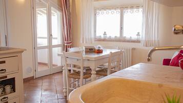 Appartamento, 2 camere da letto, balcone, vista oceano | Ristoranti