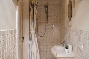 Apartment, 2 Bedrooms, Balcony, Ocean View | Bathroom - Bilocale 30 Metri Dalla Spiaggia (San Vincenzo)