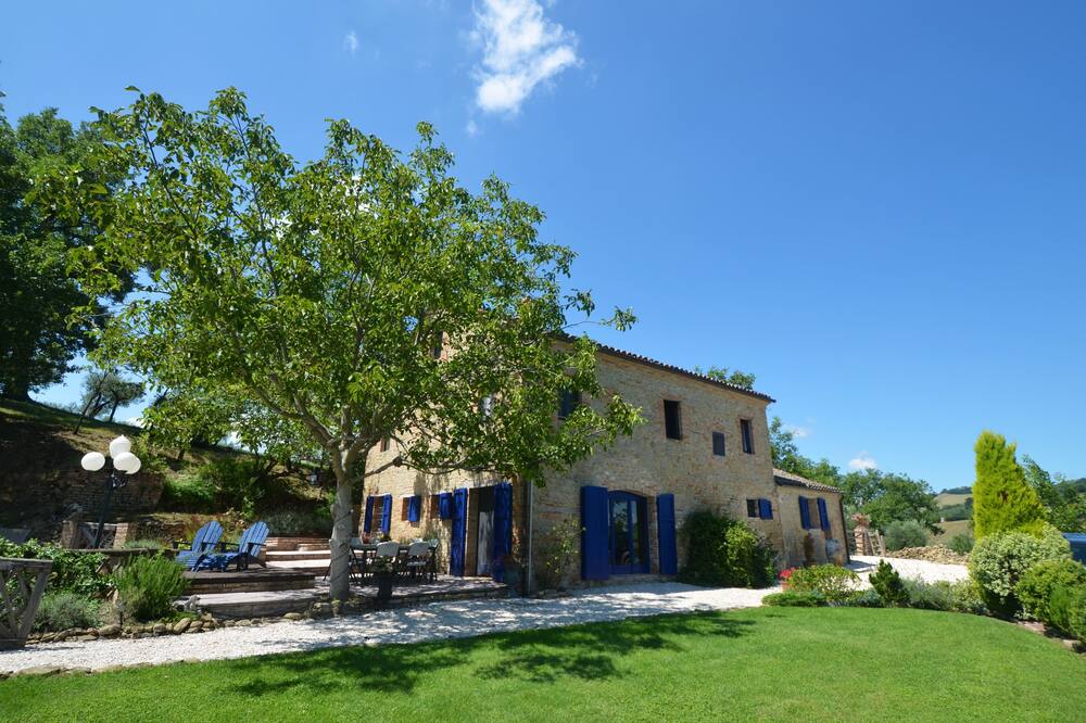 6 bed Villa with private pool in the Real Italy
