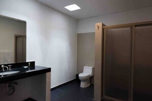 Apartemen, 1 kamar tidur, Boleh Merokok, patio | Kamar mandi | Shower dan handuk