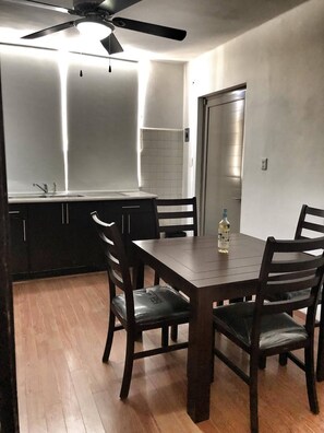 Apartemen, 1 kamar tidur, Boleh Merokok, patio | Ruang makan