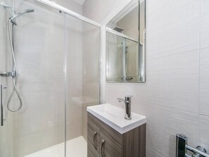 Bathroom - 9 Helena House Bedroom Lux Apartment (Reading)