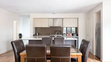 House, 5 Bedrooms, Accessible, Balcony | Dining room