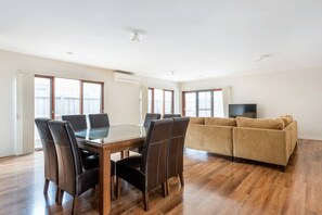 House, 5 Bedrooms, Accessible, Balcony | Interior - 5br Luxury House 20 Min To Cbd Spacious Living (Truganina)