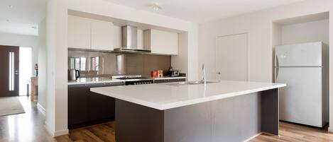 House, 5 Bedrooms, Accessible, Balcony | Interior