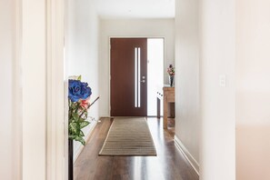 Rumah, 5 kamar tidur, akses difabel, balkon | Lorong